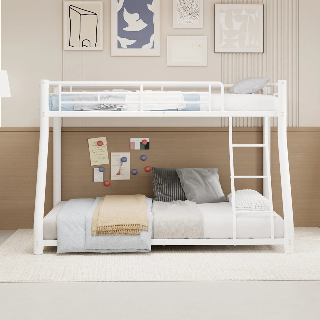 Letto a castello 90 × 190 cm e 140 × 190 cm in ferro bianco con scala sponde rialzate e rete a doghe