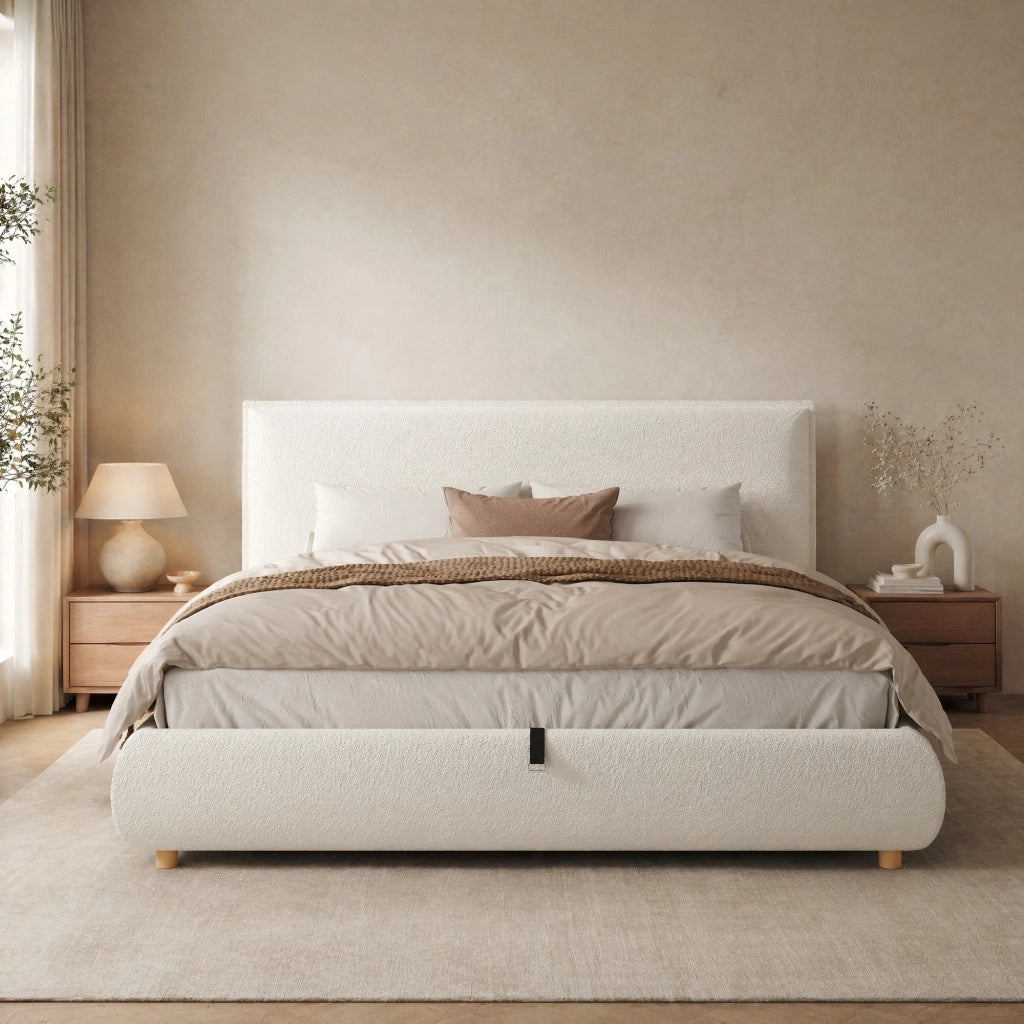 Letto matrimoniale 180x200 cm in bouclé bianco con contenitore idraulico; testiera imbottita e rete a doghe