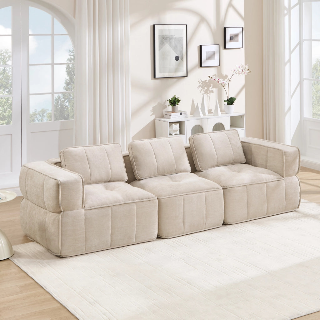 Divano modulare a 3 posti in poliestere beige con seduta profonda, braccioli larghi e base antiscivolo 67 × 271 × 93 cm