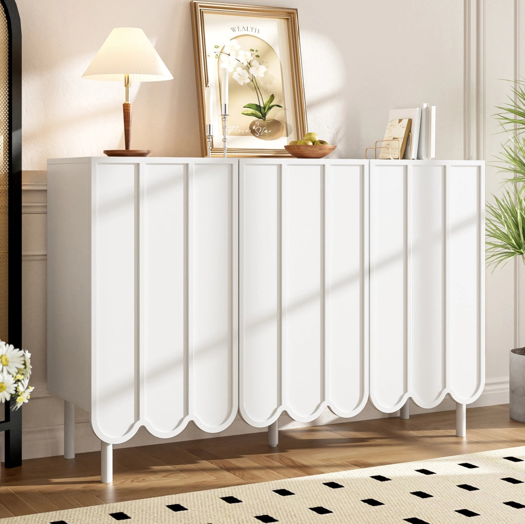 Credenza bianca moderna con porte ondulate e ante senza maniglie