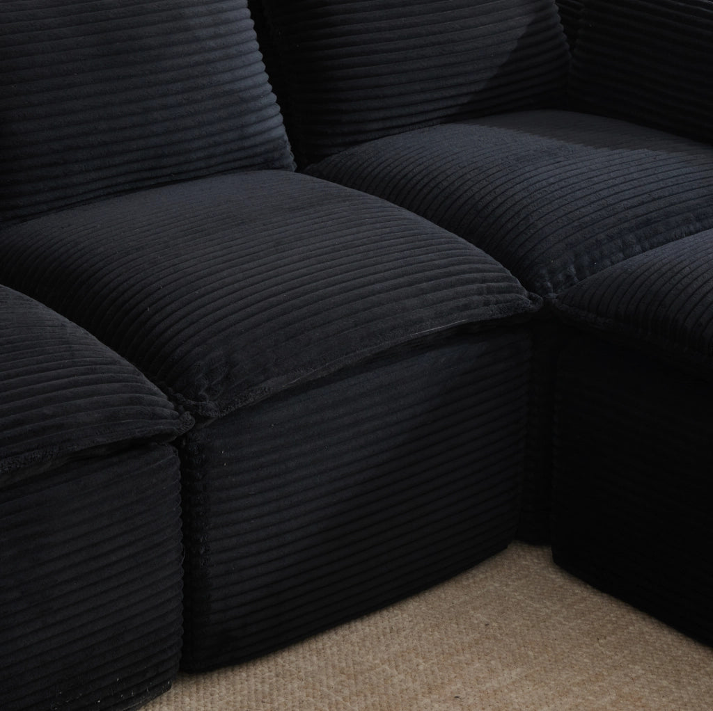 Divano modulare 3 posti con pouf, tessuto in velluto nero, con cuscini, portabicchieri e 2 tasche laterali