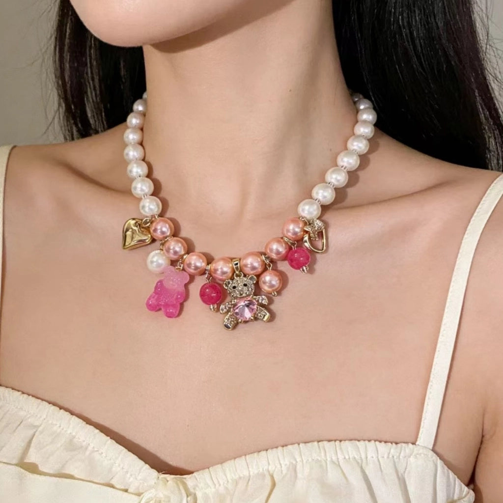 Nuova collana per clavicola con ciondolo a forma di orsetto dorato a forma di cuore scintillante e perlina di cristallo a forma di bacca.