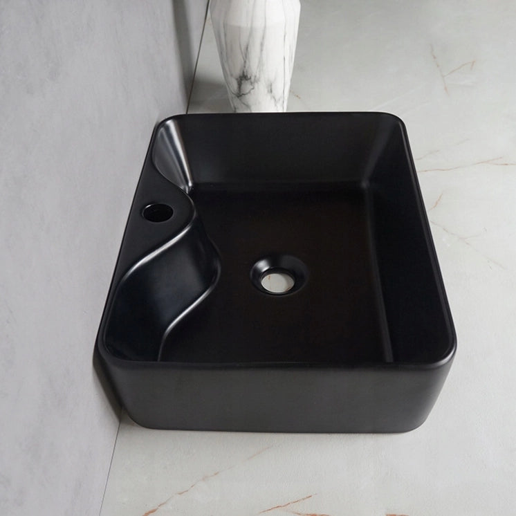 Lavabo da appoggio rettangolare in ceramica nera opaca da posizionare sul piano di lavoro