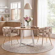Poltrona moderna in velluto beige con gambe dorate