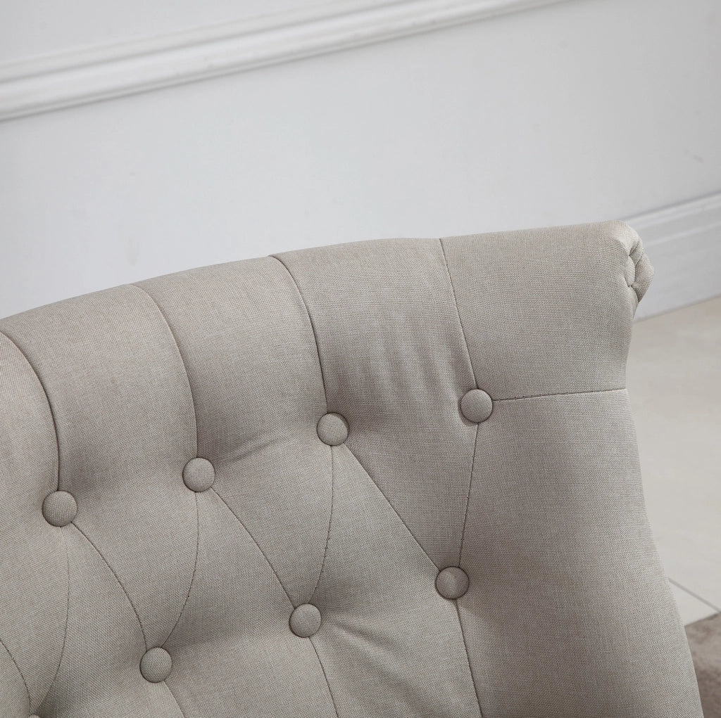 Poltrona vintage imbottita beige con struttura in legno