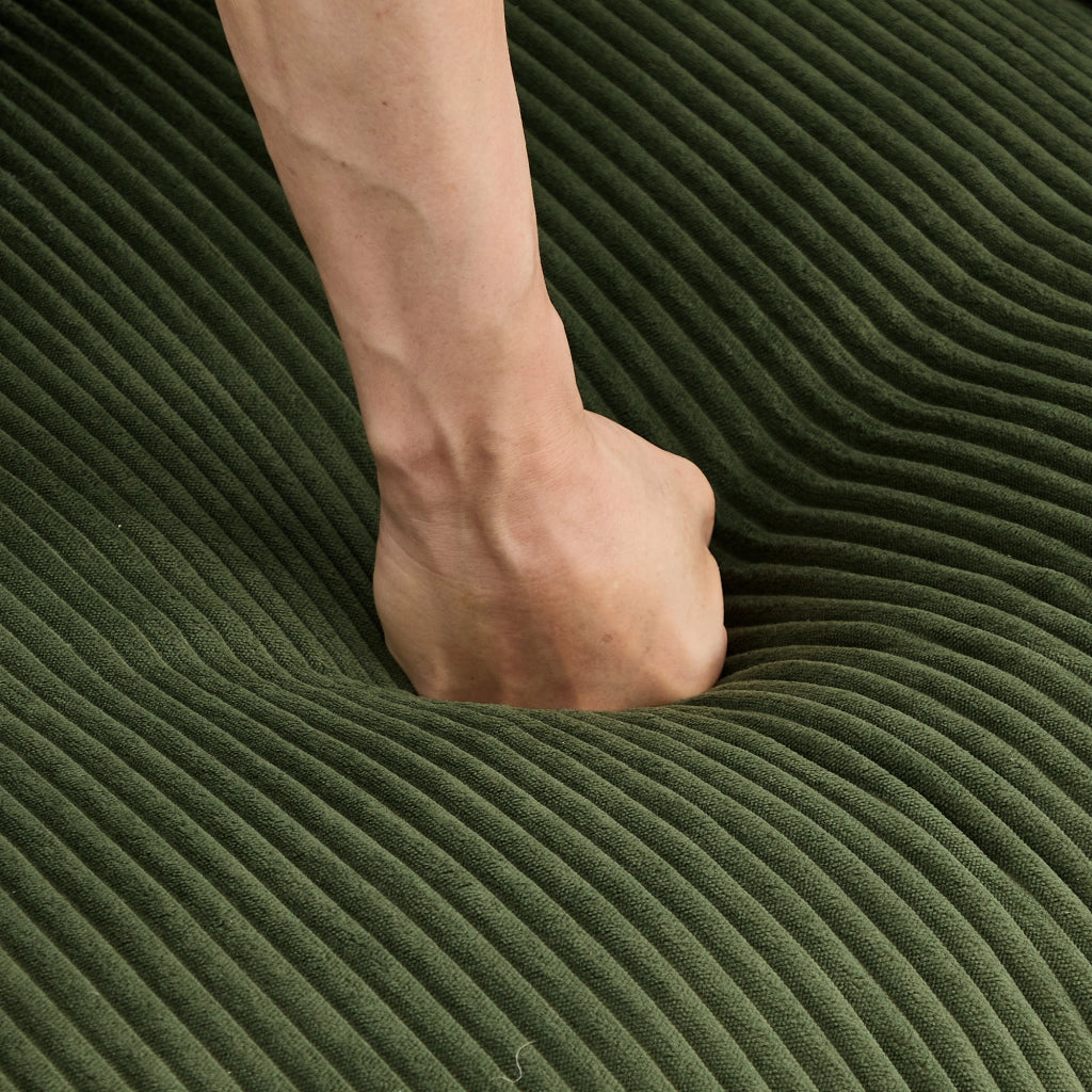 Divano modulare verde in velluto a coste; configurazione flessibile; 265 x 88;5 x 94 cm