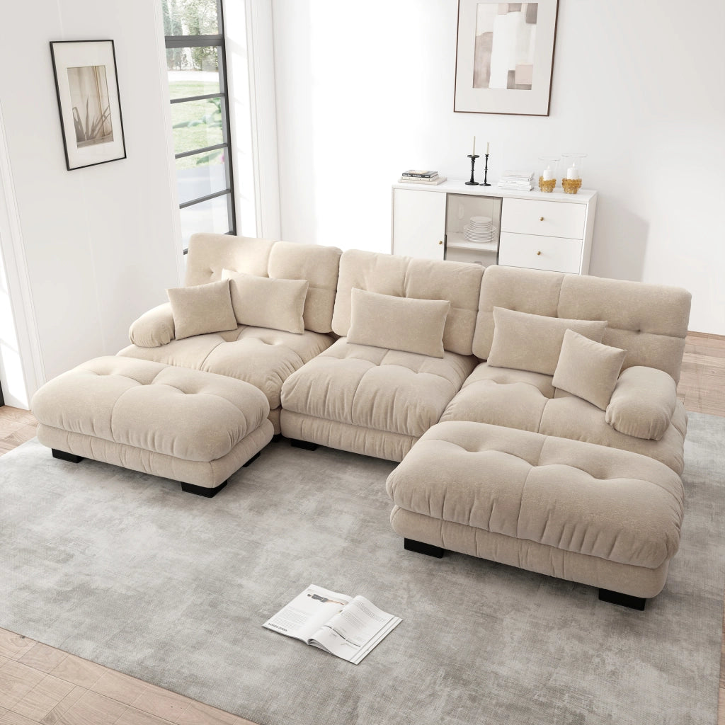 Divano modulare con ottomane mobili; seduta profonda e cuscini di supporto; chenille color caffè chiaro