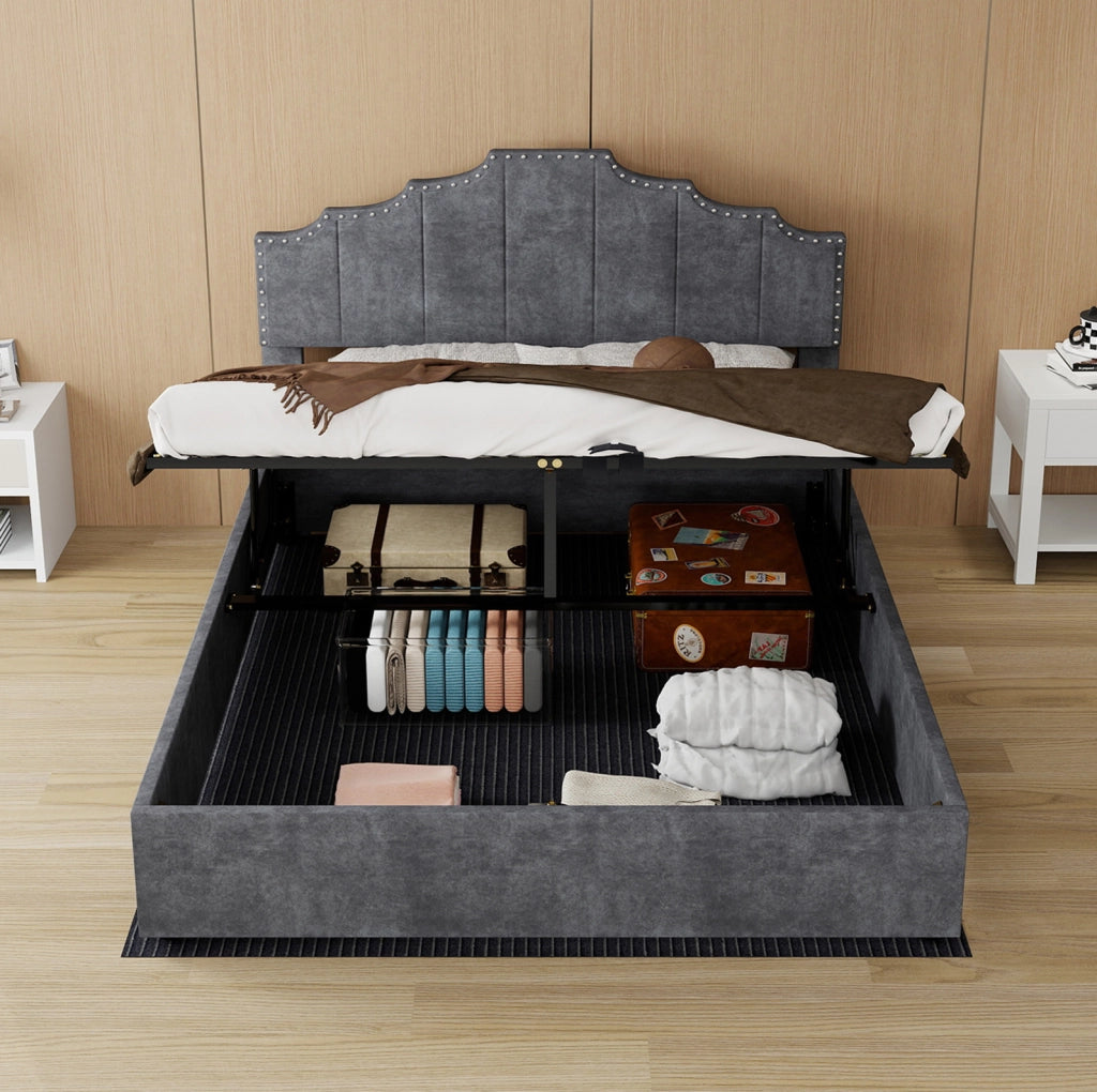 Letto imbottito 140x200 cm grigio in tessuto e metallo, testiera alta, materasso incluso