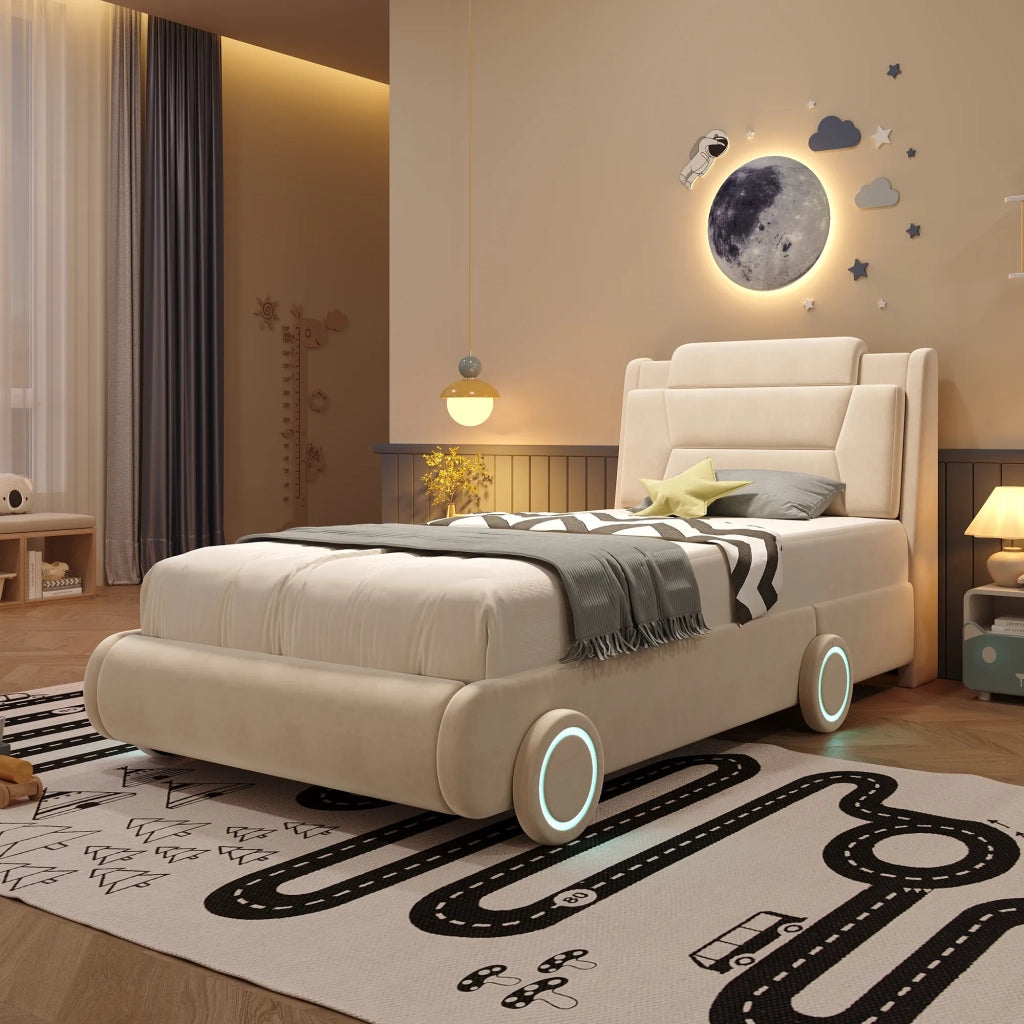Letto imbottito per bambini 90x200 cm, design auto in flanella color crema, testiera regolabile in altezza su 2 livelli, schienale imbottito, ruote con striscia luminosa