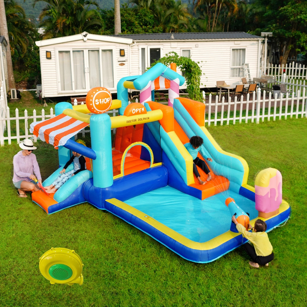 Castello gonfiabile per bambini con doppia rampa; area acqua e trampolino; blu