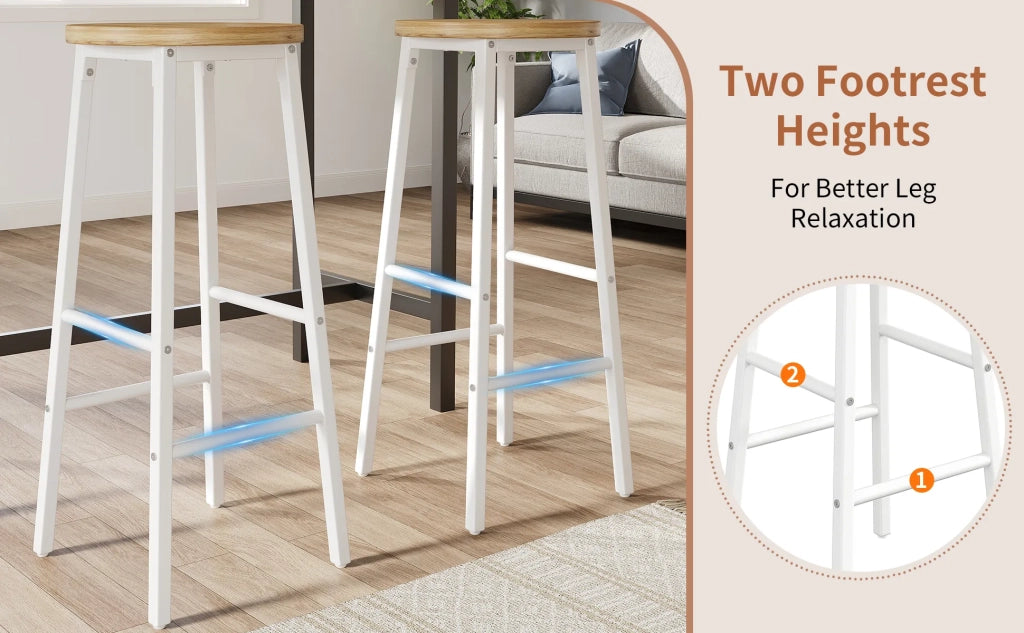 Set 2 Sgabelli da Bar, Seduta Effetto Legno, Telaio Metallo Bianco, Altezza 70 cm, Portata 150 kg, Piedini Regolabili e Doppia Poggiapiedi