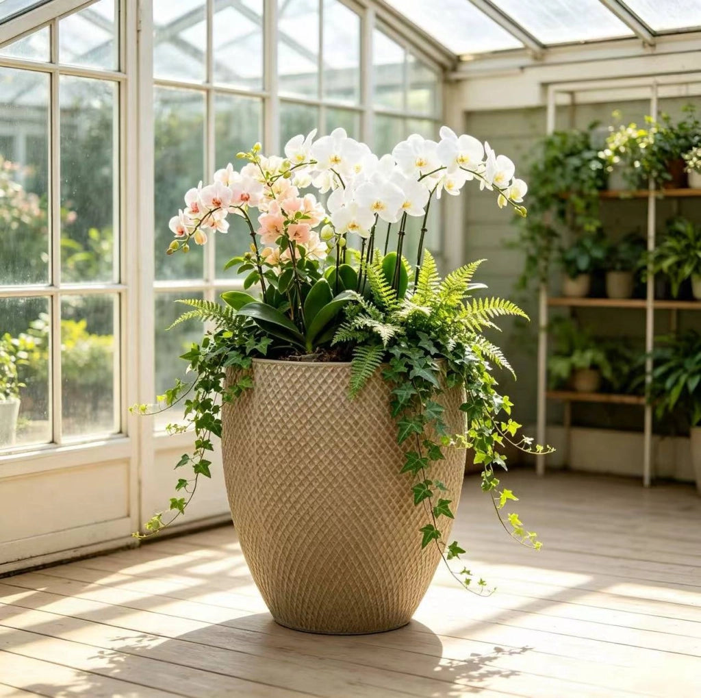 Vaso per piante grande in ceramica beige con rilievo a rombi e fori di drenaggio per esterni