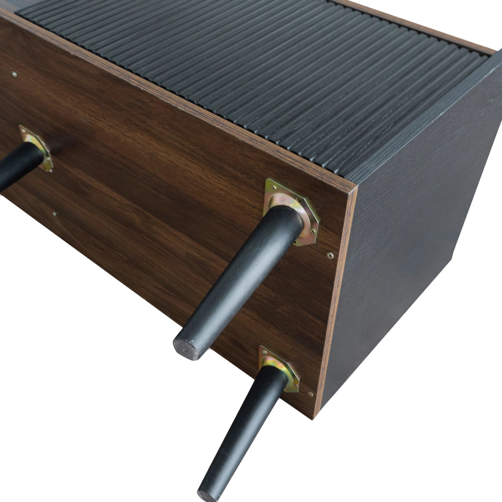 Mobile TV con due ante scorrevoli a righe e due cassetti in pannello truciolare nero e legno 160 × 40 × 58 cm