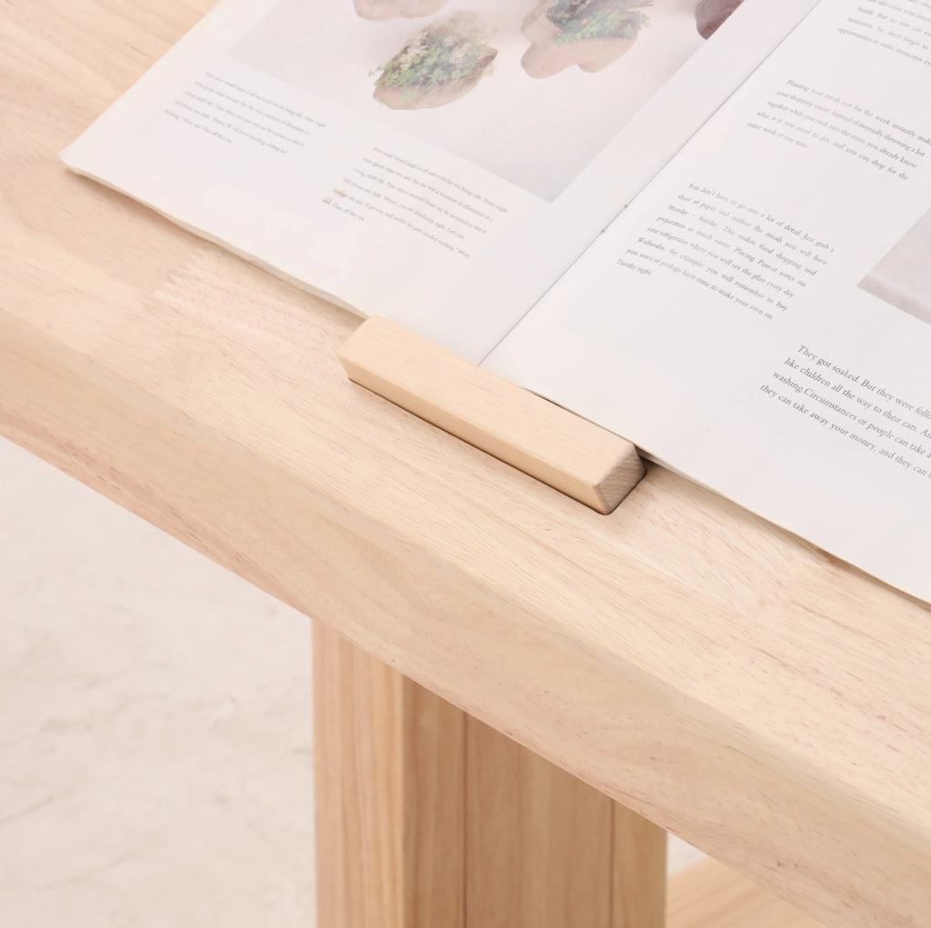 Scrivania per bambini in legno massello regolabile in altezza con piano inclinabile e vano portaoggetti, colore naturale, per bambini da 6 anni