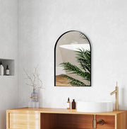 Specchio da Bagno Curvo 50x70 cm con Cornice in Alluminio Nero