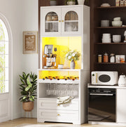 Highboard bianco con ante in vetro arcuate, illuminazione LED controllabile via app, supporto vino, ripiani regolabili e porta USB, per soggiorno e sala da pranzo