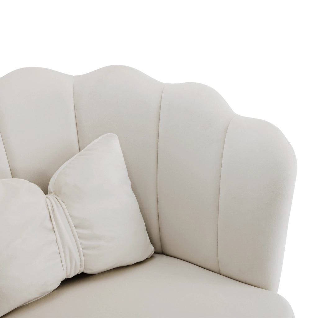 Poltrona imbottita in velluto beige con schienale a petalo e gambe in metallo dorato