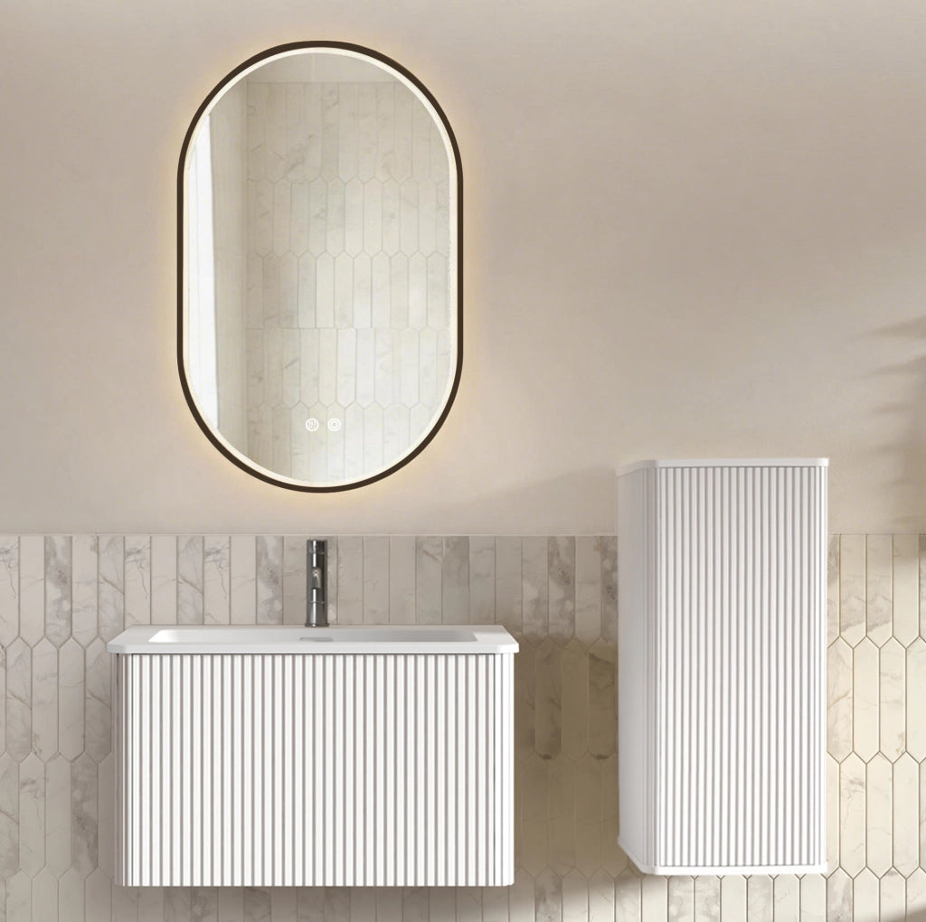 Set mobili da bagno sospesi con lavabo in pietra acrilica, mobile laterale e specchio LED 80 cm, bianco con dettagli a scanalature verticali