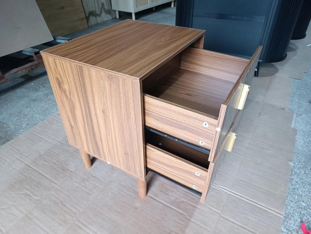 Comodino Bohemien in impiallacciatura noce con 2 cassetti e design geometrico a linee incise