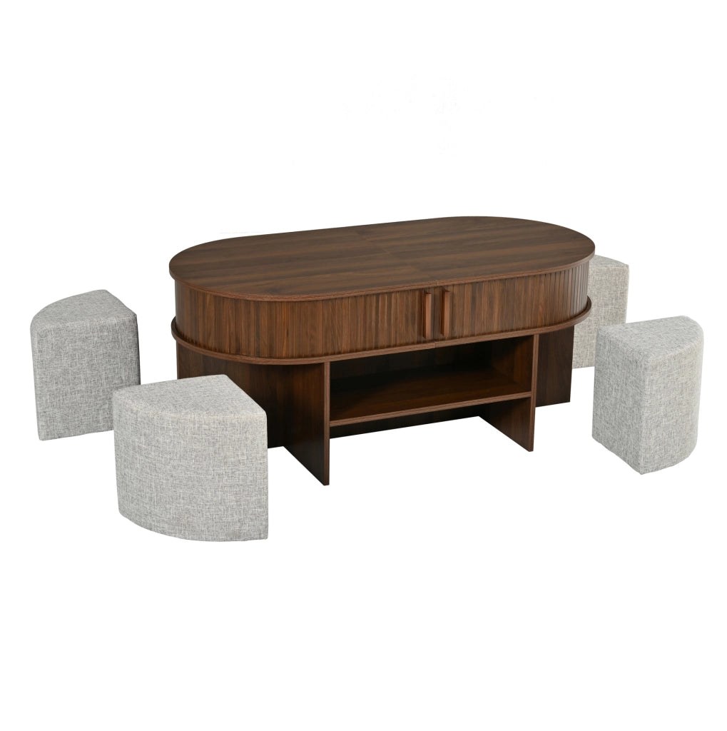 Tavolino da salotto ovale con ante scorrevoli, rivestimento a scanalature verticali e pouf in tessuto, struttura in truciolato e MDF, color noce