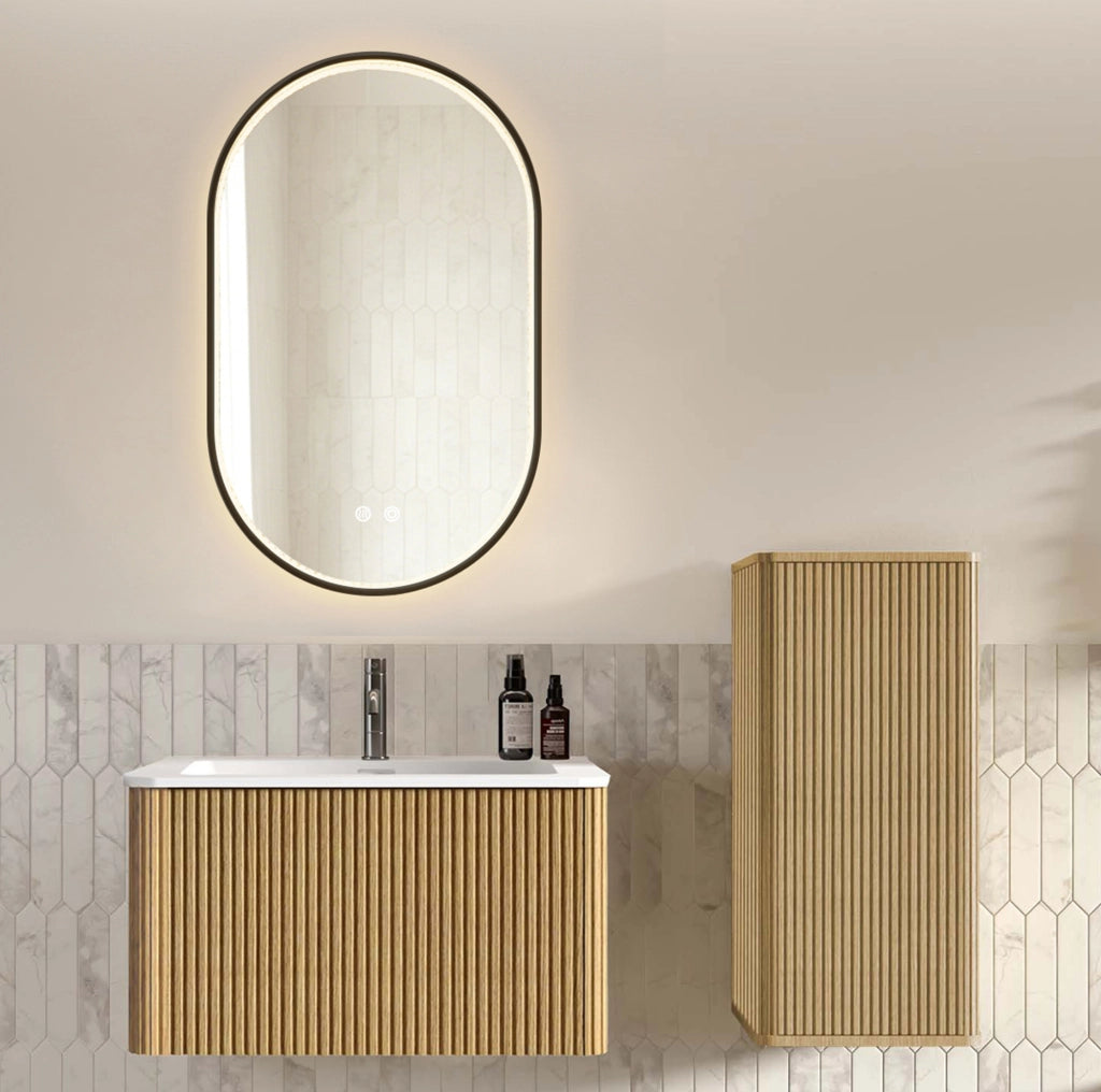 Set mobili bagno sospeso 80 cm con lavabo in pietra sintetica, mobile laterale rovere, specchio LED regolabile con cornice nera