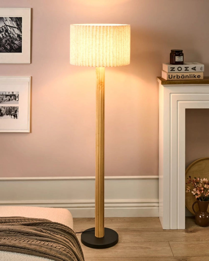 Lampada da terra con paralume in tessuto di lino e base in legno di gomma naturale color beige chiaro stile moderno
