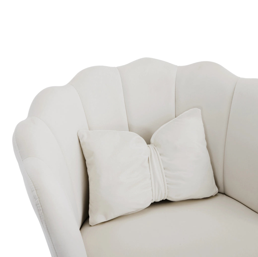 Poltrona imbottita in velluto beige con schienale a petalo e gambe in metallo dorato
