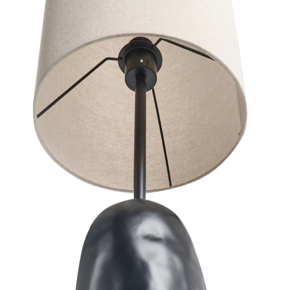 Lampada da terra con base in ceramica nera e paralume alto in tessuto in stile originale