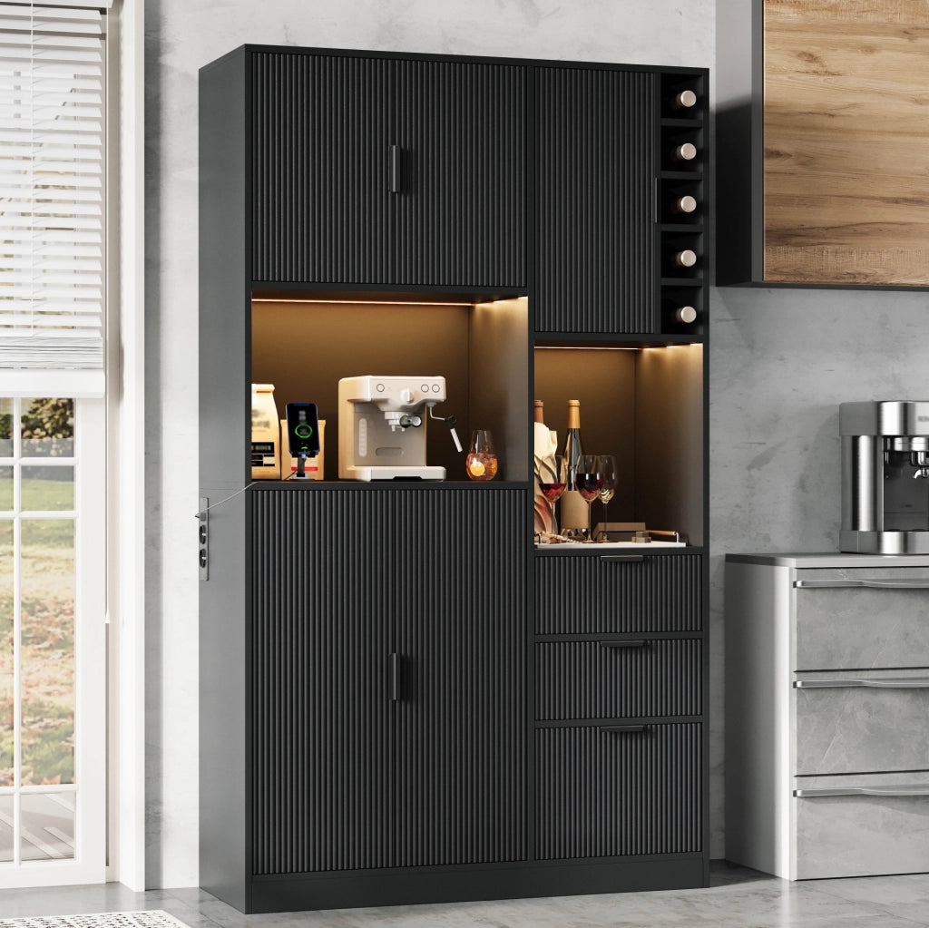 Buffet moderno alto con ripiani regolabili, 3 cassetti, porta bottiglie, illuminazione LED multicolore e prese integrate, 180x105x40 cm