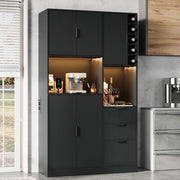 Buffet moderno alto con ripiani regolabili, 3 cassetti, porta bottiglie, illuminazione LED multicolore e prese integrate, 180x105x40 cm