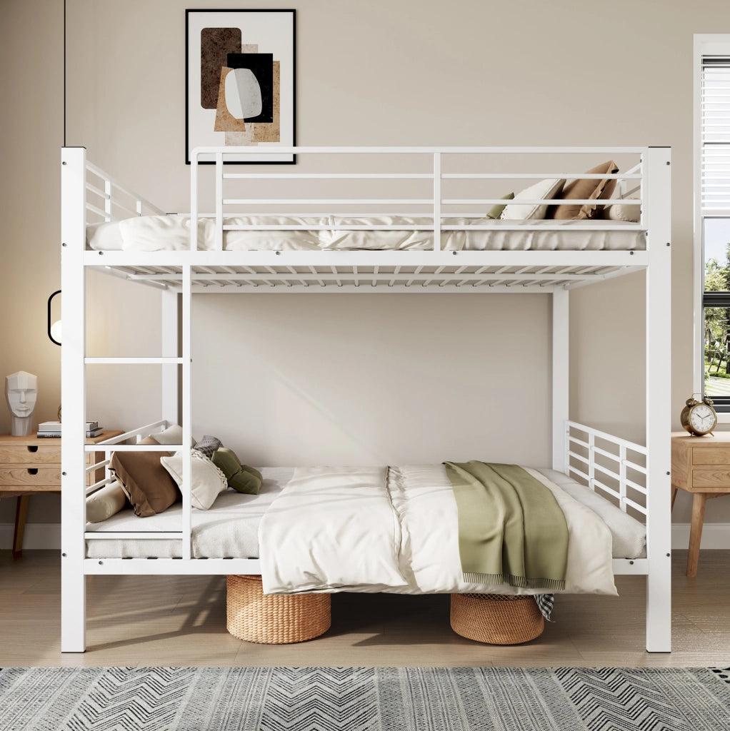 Letto a castello ULEVR 140x200 cm in metallo bianco opaco con barriera di sicurezza alta e scala
