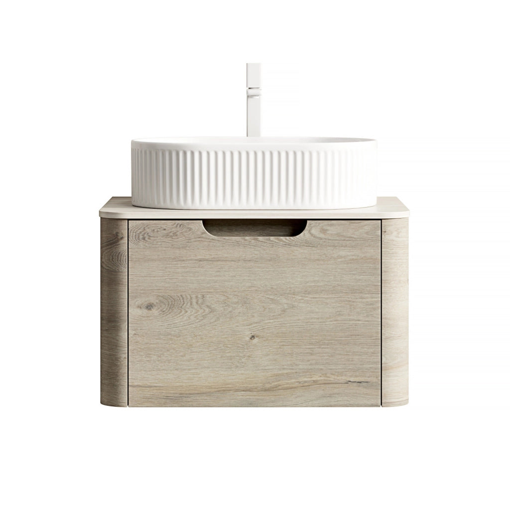 Mobile bagno sospeso 60 cm con lavabo ovale bianco in ceramica, piano in travertino sinterizzato e armadietto in compensato con cassetto, finitura rovere crema, preassemblato
