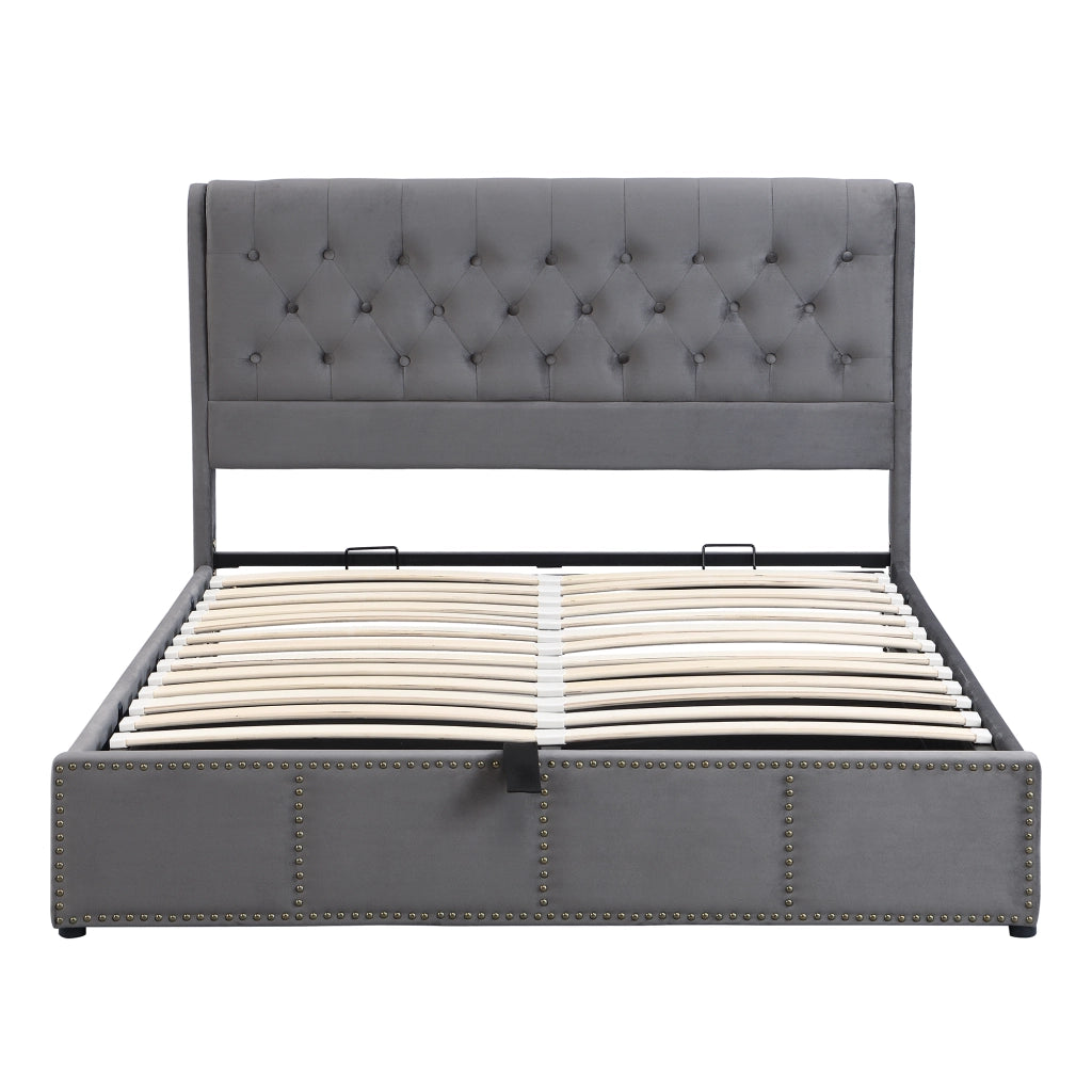 Letto contenitore in velluto grigio 180 x 200 cm; apertura idraulica; rete a doghe e testiera imbottita con borchie
