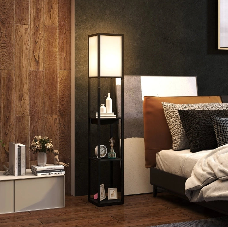 Lampada da terra nera con ripiani, USB e portalampada E27