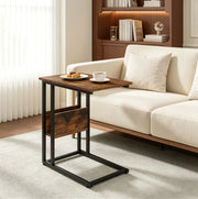 Tavolino laterale a C 55x36x59;5 cm con ripiano in legno rustico marrone HOMVRA