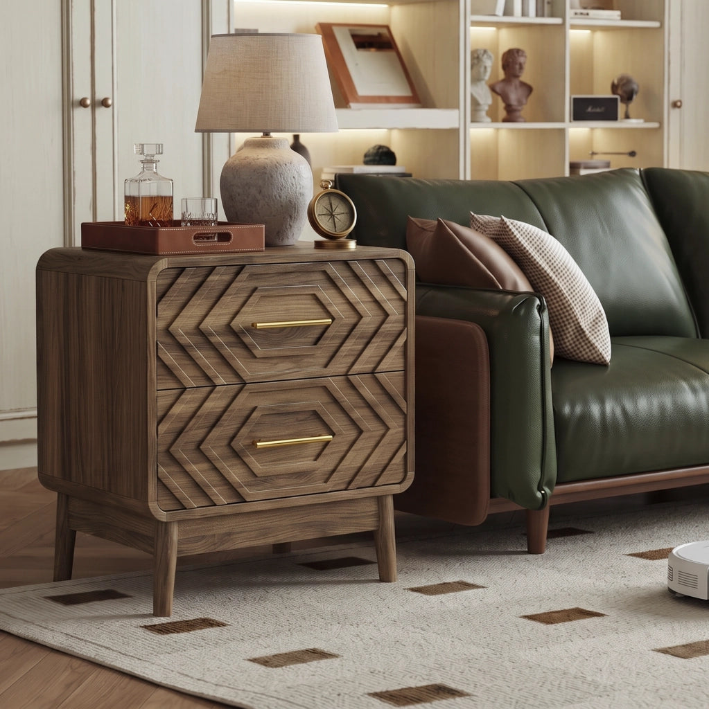Comodino in stile Mid-Century con intagli geometrici, due cassetti, finitura noce e maniglie in metallo dorato