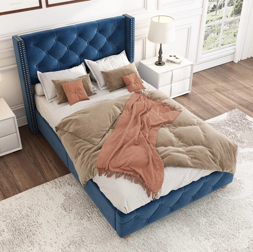 Letto imbottito in velluto blu 90x200 cm; testiera con bottoni e borchie; 12 doghe