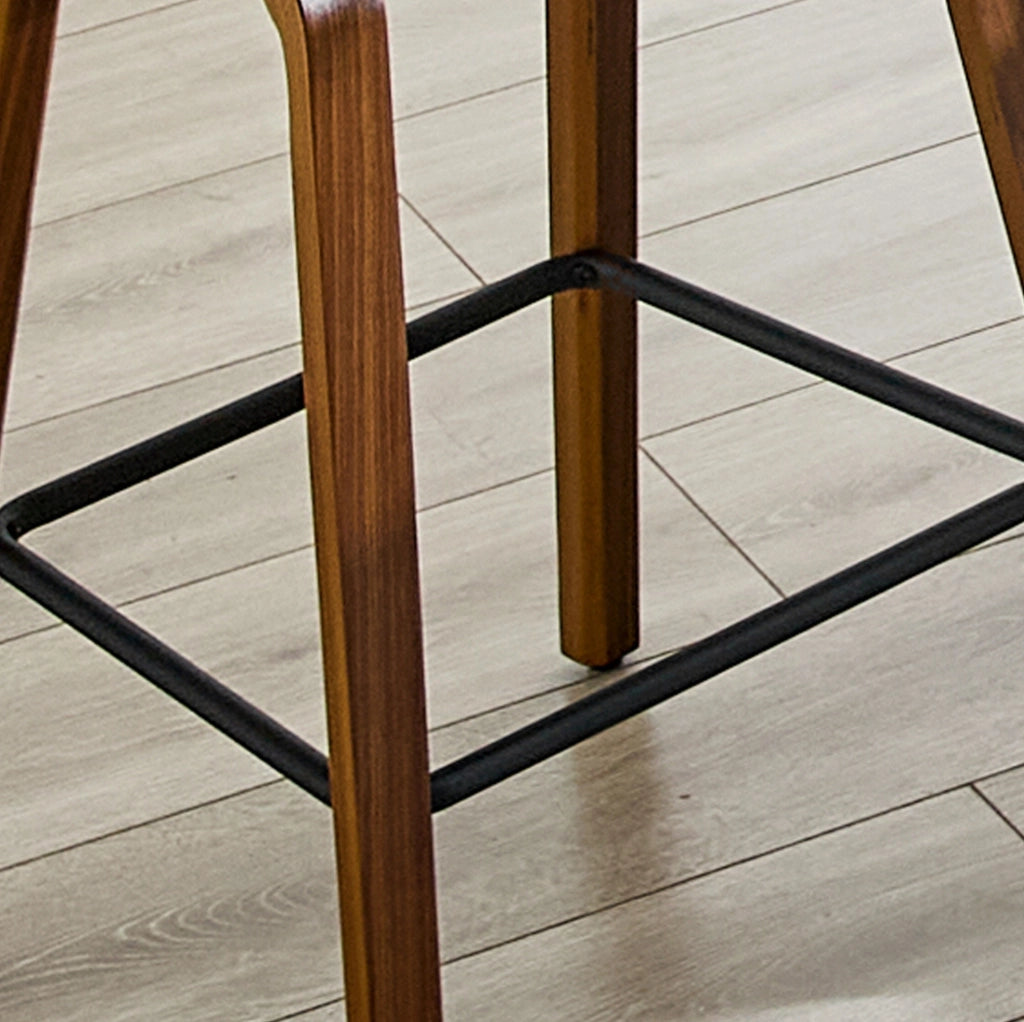Set 2 sgabelli da bar con braccioli in tessuto teddy bianco e gambe in legno HOMVRA