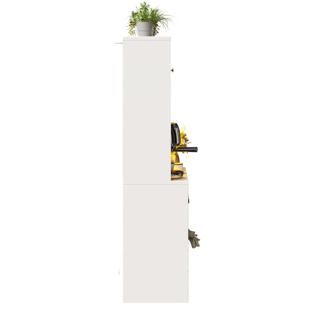 Highboard bianco con ante in vetro arcuate, illuminazione LED controllabile via app, supporto vino, ripiani regolabili e porta USB, per soggiorno e sala da pranzo