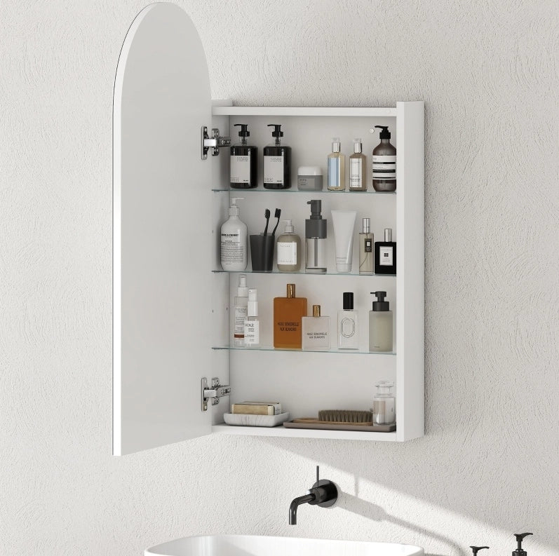 Specchiera da bagno bianca con mensole in vetro regolabili e specchio ad arco senza cornice