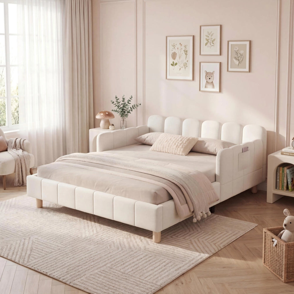 Letto per bambini in velluto beige con testiera inclinata; braccioli riposizionabili e tasche integrate