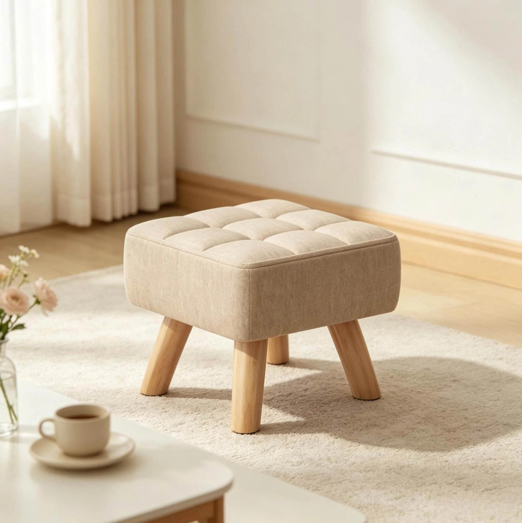 Pouf quadrato imbottito in lino beige, seduta 27x27x26 cm, con gambe in legno di gomma anti-scivolo