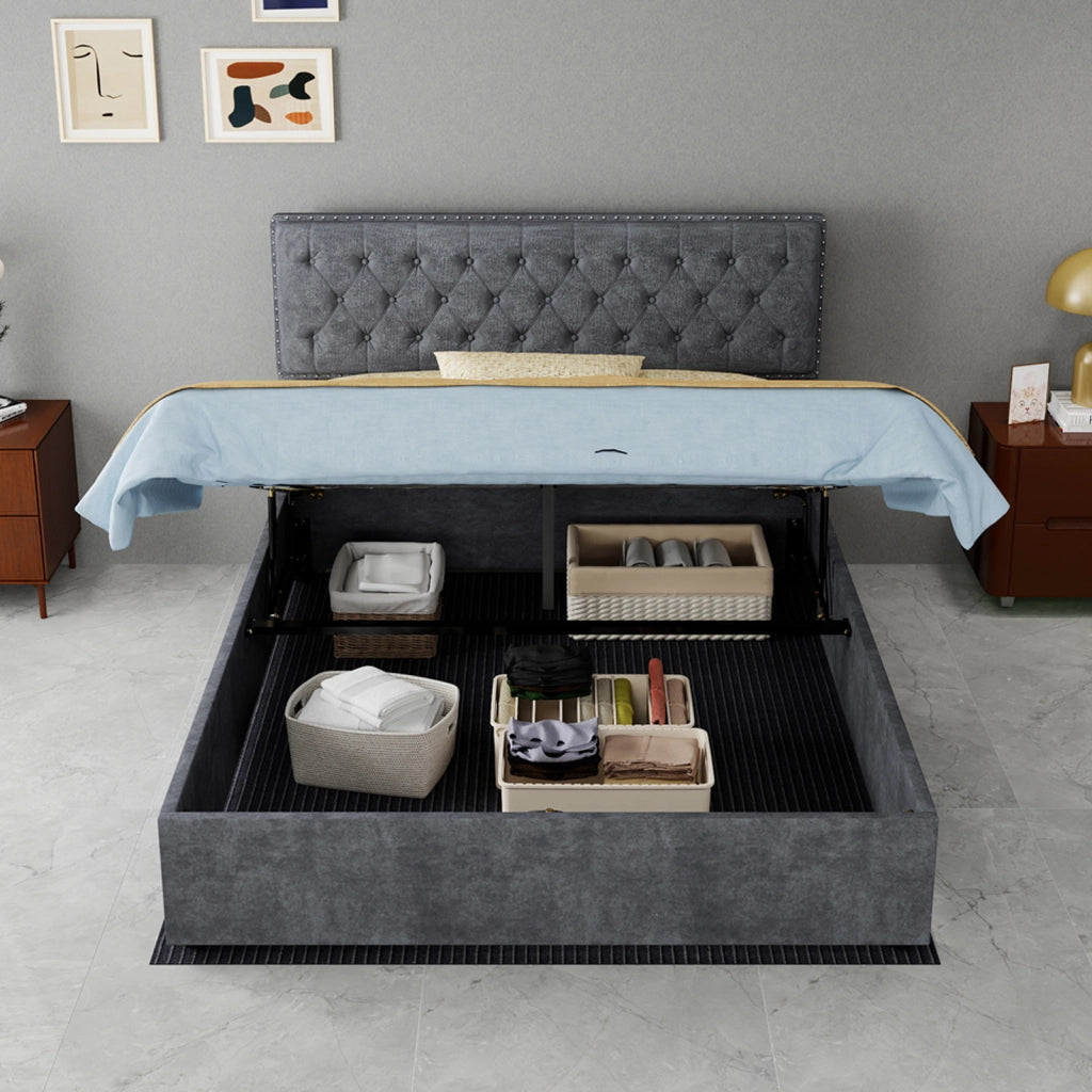 Letto 140 × 200 cm con testiera alta rivestito in velluto grigio con borchie e rete a doghe in legno