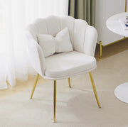 Poltrona imbottita in velluto beige con schienale a petalo e gambe in metallo dorato