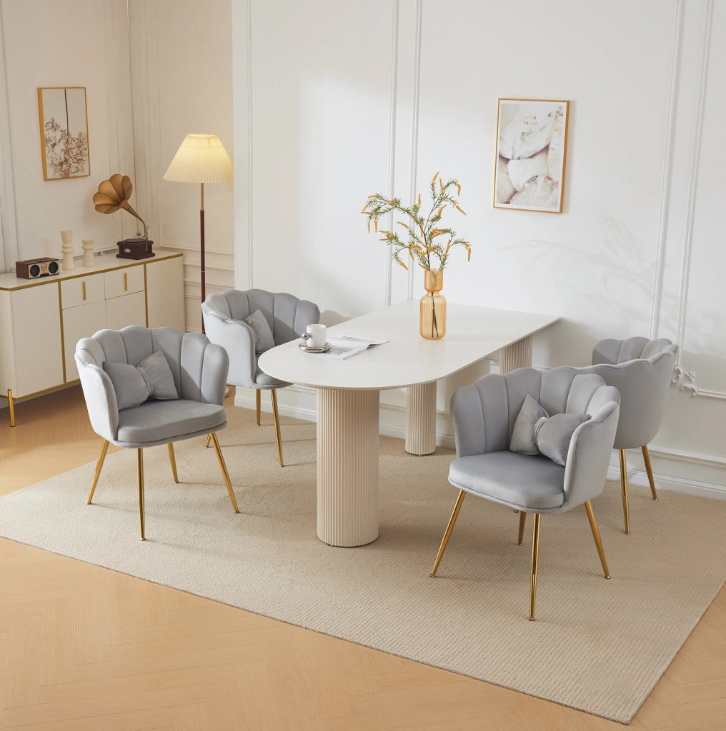 Set di 4 sedie in velluto grigio con schienale a petalo e gambe in metallo dorato; 63x58x77 cm