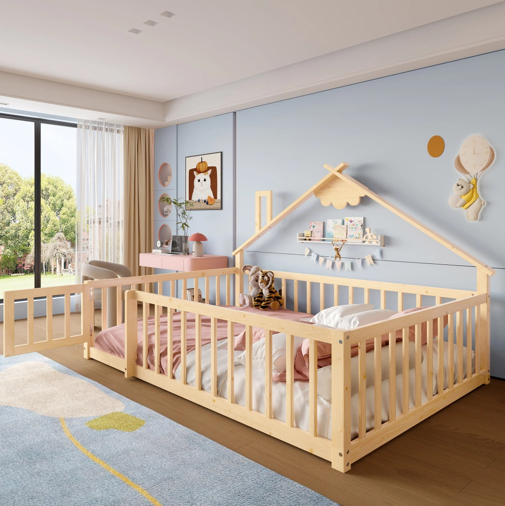 Letto per bambini 140x190 cm in legno di pino naturale con struttura a casa e protezione con chiusura