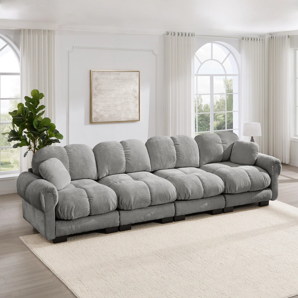 Divano modulare 330x86x90 cm con cuscini trapuntati e schienale curvo; ciniglia grigio chiaro