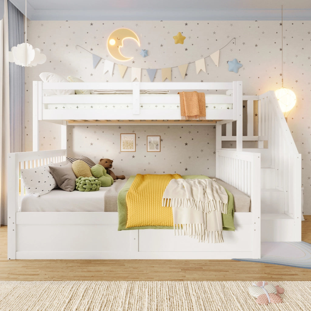 Letto a castello con vano contenitore idraulico e scala con vani in legno bianco e naturale
