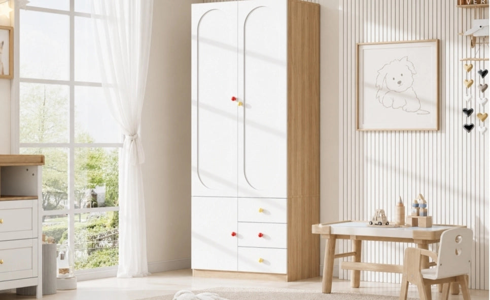 Armadio guardaroba bianco per bambini con 2 ante, 3 cassetti, bastone appendiabiti e maniglie in ceramica colorata, 80x50x200 cm