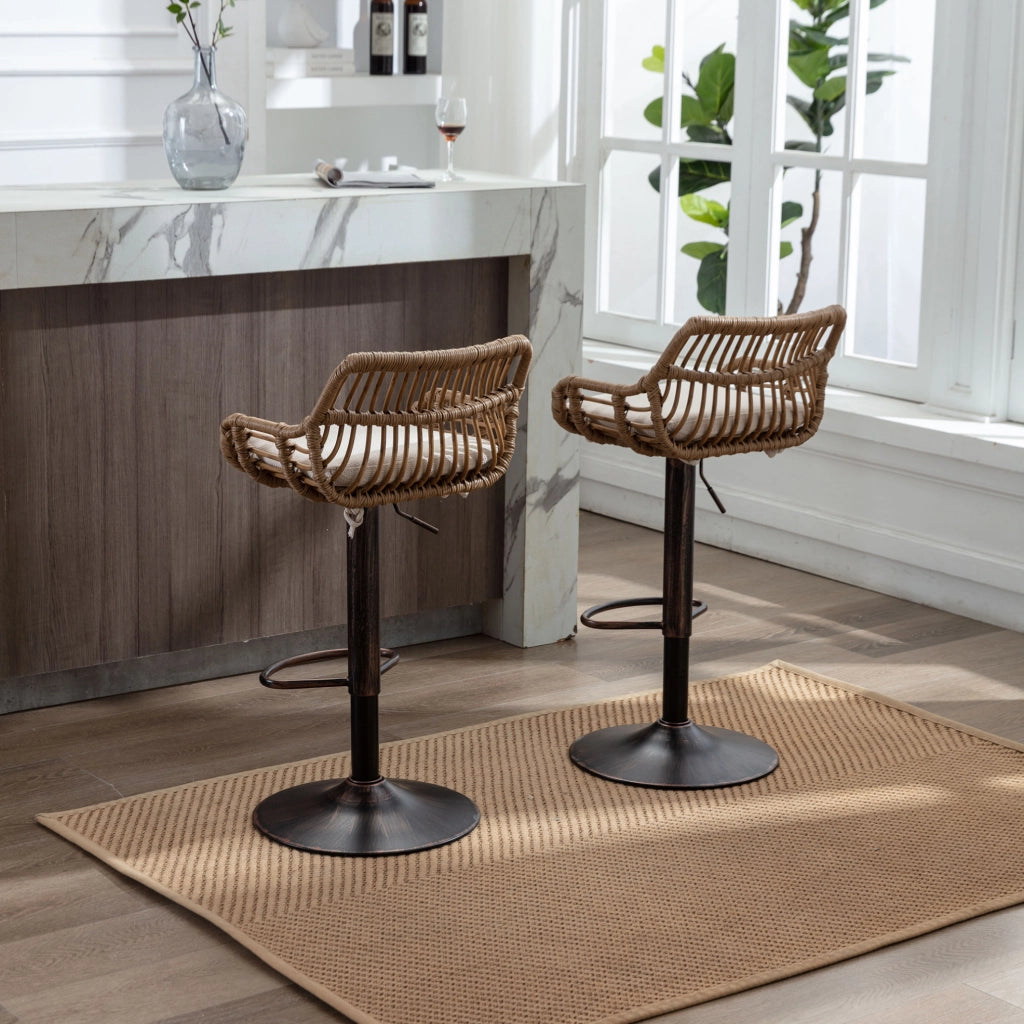 Set 2 sgabelli da bar regolabili e girevoli 360° con braccioli; lino e rattan PE; beige